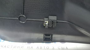 Накладка центральної стійки нижня ліва Audi A4 B9 17-25 чорна, подряпини, надлом направляйки, побілів пластик