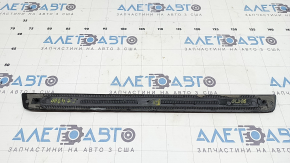 Накладка порога внешняя передняя левая Audi A4 B9 17-24 хром, царапины, примята