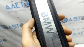 Накладка порога передняя левая наружная BMW 3 G20 19-26 хром, надпись BMW, надломано крепление, царапины, тычка