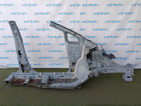 Деталь кузова Toyota Prius V, вид с передней левой стороны, с незначительными следами эксплуатации.