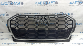Решетка радиатора grill в сборе Audi Q5 80A 21-25 черный глянец, эмблема и молдинг хром, S-Line, сколы, незаводские отверстия