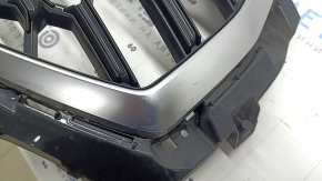 Решетка радиатора grill в сборе Audi Q5 80A 21-25 черный глянец, эмблема и молдинг хром, S-Line, сколы, незаводские отверстия