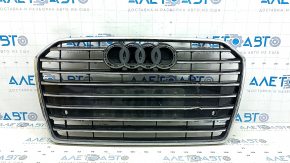 Решетка радиатора в сборе Audi A6 C7 16-18 рест, черный глянец, хром молдинги, без эмблем, под парктроники, треснута, примята