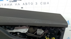 Обшивка двери карточка задняя левая Audi Q8 19-26 кожа черная без шторки, Bang and Olufsen, подлокотник кожа коричневая, с накладкой под динамик, с подсветкой и пепельницей, в копоти, царапины