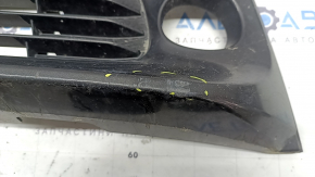 Нижня решітка переднього бампера Toyota Prius V 15-17 під ПТФ, подряпини, притиснута, незаводські отвори, тріснута