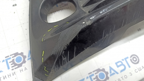 Нижня решітка переднього бампера Toyota Prius V 15-17 під ПТФ, подряпини, притиснута, незаводські отвори, тріснута