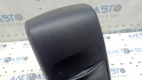 Накладка центральної консолі задня Toyota Prius V 15-17 чорна, з підсклянками, подряпини