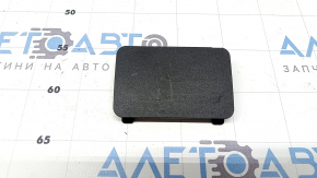 Заглушка двери багажника центральная замок Toyota Prius V 12-17 черная, потерта