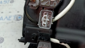 Фара передняя правая Toyota Prius V 15-17 рест LED, под полировку, сломано крепление