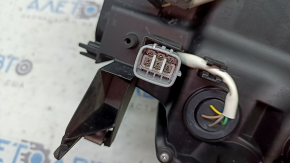 Фара передняя правая Toyota Prius V 15-17 рест LED, под полировку, сломано крепление