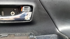 Обшивка двери карточка передняя правая Toyota Prius V 12-17 черная, вставка кожа черная, под динамики JBL, с ручкой, царапины, тычки