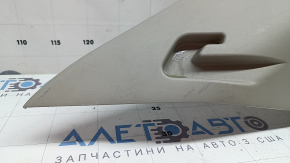 Накладка задньої стійки ліва Nissan Murano z52 15-24 сіра, з плафоном, побілів пластик, подряпини