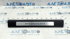Накладка порога передняя правая Ford Fusion mk5 17-20 черная с хром вставкой, царапины