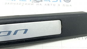 Накладка порога передняя правая Ford Fusion mk5 17-20 черная с хром вставкой, царапины