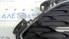 Решетка радиатора grill Ford Escape MK4 20-22 сетка черный глянец, хром обрамление, отсутсвует фрагмент хрома, треснуто крепление, сломано крепление