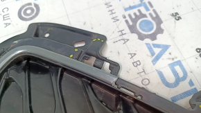 Решетка радиатора grill Ford Escape MK4 20-22 сетка черный глянец, хром обрамление, отсутсвует фрагмент хрома, треснуто крепление, сломано крепление