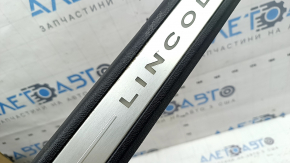 Накладка порога передняя правая Lincoln MKZ 17-20 хром с подсветкой, черная, царапины, под химчистку