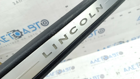 Накладка порога передняя правая Lincoln MKZ 17-20 хром с подсветкой, черная, царапины, под химчистку