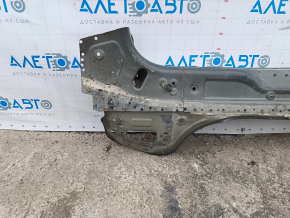 Вид на нижнюю часть кузова Hyundai Ioniq 5 2022-2026, имеется вмятина, но панель в хорошем состоянии.