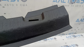 Накладка проема багажника Ford Edge 15-24 черная, царапины, побелел пластик