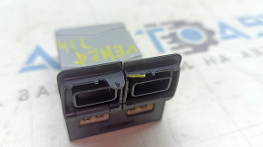USB Hub Toyota Venza 21-22 зламана засувка