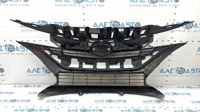 Решетка радиатора grill в сборе Toyota Prius 50 Prime 17-19 с эмблемой, под радар, без парктроников, царапины, сколы, надломаны крепления