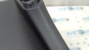 Обшивка дверей багажника центральна Toyota Prius 50 Prime 17-22 чорна, подряпини