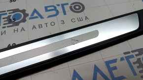 Накладка порога вненшняя передняя левая Audi A5 F5 17-25 5D черная с хромом, царапины, надломана направляйка