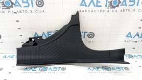 Накладка порога ззаду права Subaru Forester 25-26 чорна, потерта