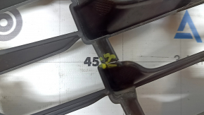 Решітка радіатора grill Ford Escape MK4 23-26 структура, з емблемою, надломи на решітці