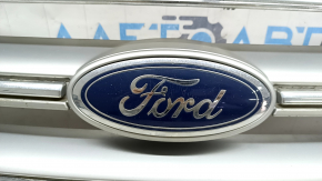 Решетка радиатора grill Ford Escape MK3 17-19 рест, серая, с хромом, с эмблемой, потерта эмблема, царапины на хроме, сколы