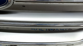 Решетка радиатора grill Ford Escape MK3 17-19 рест, серая, с хромом, с эмблемой, потерта эмблема, царапины на хроме, сколы