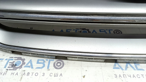 Решетка радиатора grill Ford Escape MK3 17-19 рест, серая, с хромом, с эмблемой, потерта эмблема, царапины на хроме, сколы