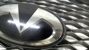 Решетка радиатора grill в сборе Infiniti QX50 19-25 под камеру, хром, эмблема под полировку, царапины на хроме, надломано крепление