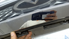 Решетка радиатора grill в сборе Infiniti QX50 19-25 под камеру, хром, эмблема под полировку, царапины на хроме, надломано крепление