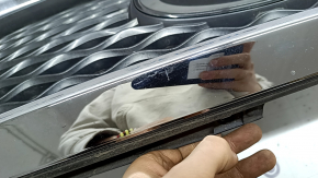 Решетка радиатора grill в сборе Infiniti QX50 19-25 под камеру, хром, эмблема под полировку, царапины на хроме, надломано крепление