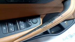 Обшивка дверей картка передня ліва BMW 5 G30 17-23 шкіра коричнева, підлокітник та вставка шкіра коричнева, молдинг під дерево глянець, з підсвічуванням, з ручкою та кнопками, подряпини, дефект ручки