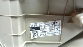 Обшивка двери карточка передняя левая Toyota Camry v70 18-23 бежевая с серой вставкой пластик, подлокотник резина, молдинг хром, потертости, царапины