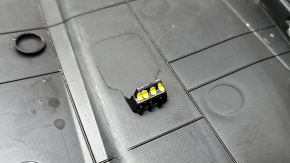 Накладка телевизора Hyundai Tucson 25-26 1.6T HEV, сломано крепление