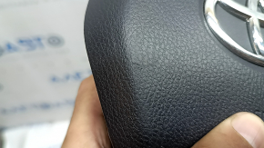 Подушка безопасности airbag в руль водительская Toyota Camry v70 18-24 черная, царапина