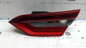 Фонарь внутренний крышка багажника правый Toyota Camry v70 21-24 галоген, царапины