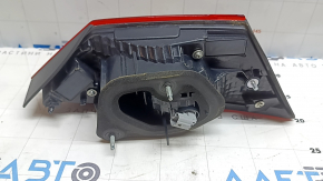 Фонарь внутренний крышка багажника правый Toyota Camry v70 21-24 галоген, царапины