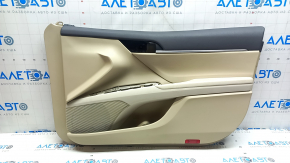 Обшивка двери карточка передняя правая Toyota Camry v70 18-23 бежевая с серой вставкой пластик, подлокотник резина, молдинг хром, потертости, царапина