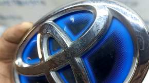 Эмблема решетки радиатора grill Toyota Camry v70 21-24 hybrid под радар, без креплений, тычки, трещина