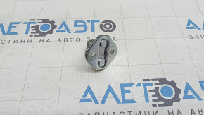 Скоба замка двери передней левой Toyota Camry v70  21-24