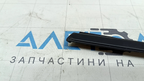 Молдинг двері-скло центральний задній правий Kia Niro 17-22 мат, надірваний