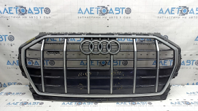 Решетка радиатора grill в сборе Audi Q5 80A 21-25 черный глянец, эмблема и молдинг хром, Quattro, нештатные отверстия, царапина