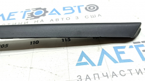 Молдинг лобового скла правий Audi A3 22-26 чорний, подряпини