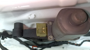 Двері в зборі передні права Audi A3 22-26 хром молдинг, білий LY9C, подряпини на хромі, подряпини на накладці