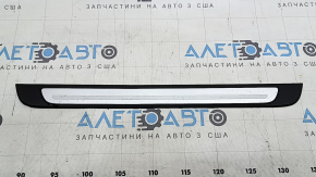 Накладка порога зовнішня передня ліва Audi A3 22-26 чорна, хром, подряпини, потертості, тичка